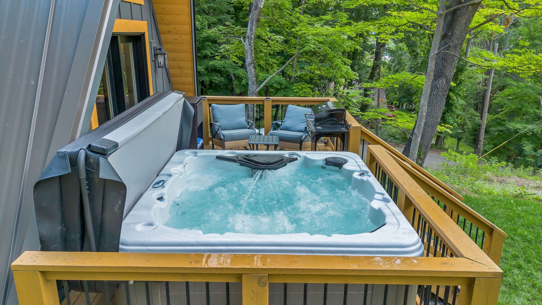 Hottub on back deck with Grill and seating area Hottub on back deck with Grill and seating area - High Peak Aframe Cabin - West Jefferson