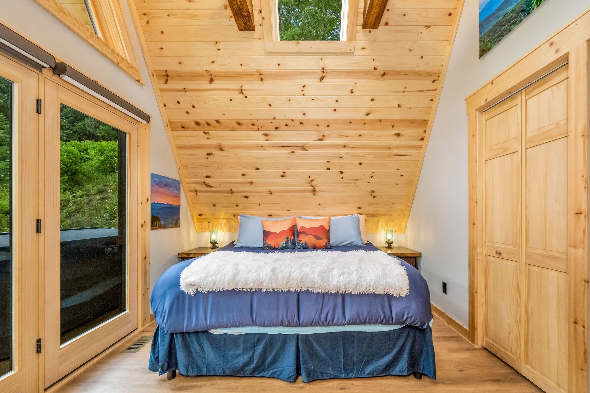 Large bedroom with Kingsize bed and side tables Large bedroom with Kingsize bed and side tables - High Peak Aframe Cabin - West Jefferson