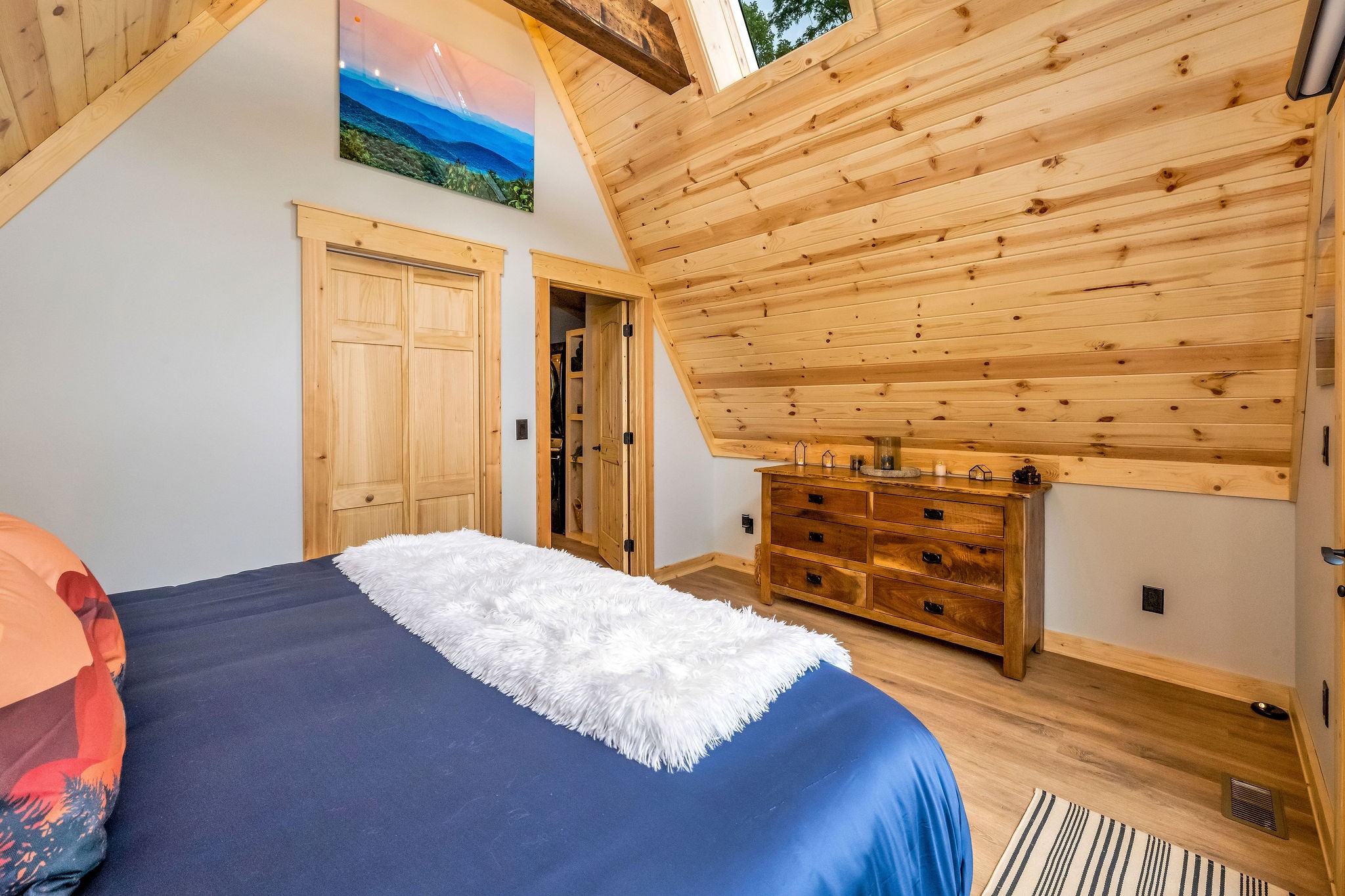 Kingsize bed in bedroom with Dresser Kingsize bed in bedroom with Dresser - High Peak Aframe Cabin - West Jefferson