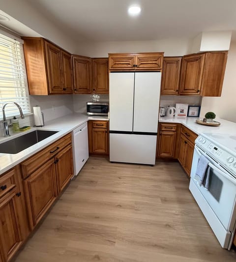 Aubie's Hangout - Walk to Downtown & Campus! - Holiday Home