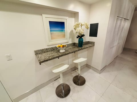 Hollywood Paradise Condo on the Bea