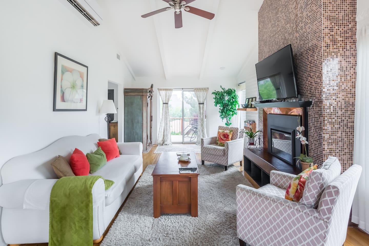 Cozy Living Retreat – Relax in a spotless space with high ceilings and an electric fireplace.

Spacious, comfortable living room with TV, electric fireplace and amazing panoramic views of the red rocks. Wine cooler in main armoire.