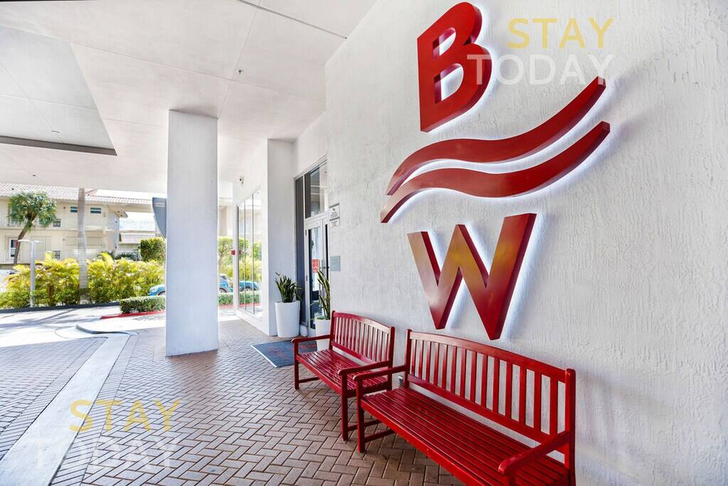 Relax in the Beachwalk waiting area, a cool and shaded open space where you can unwind without the sun's heat. Featuring comfortable benches, it's the perfect spot to enjoy a break while staying out of the sun.