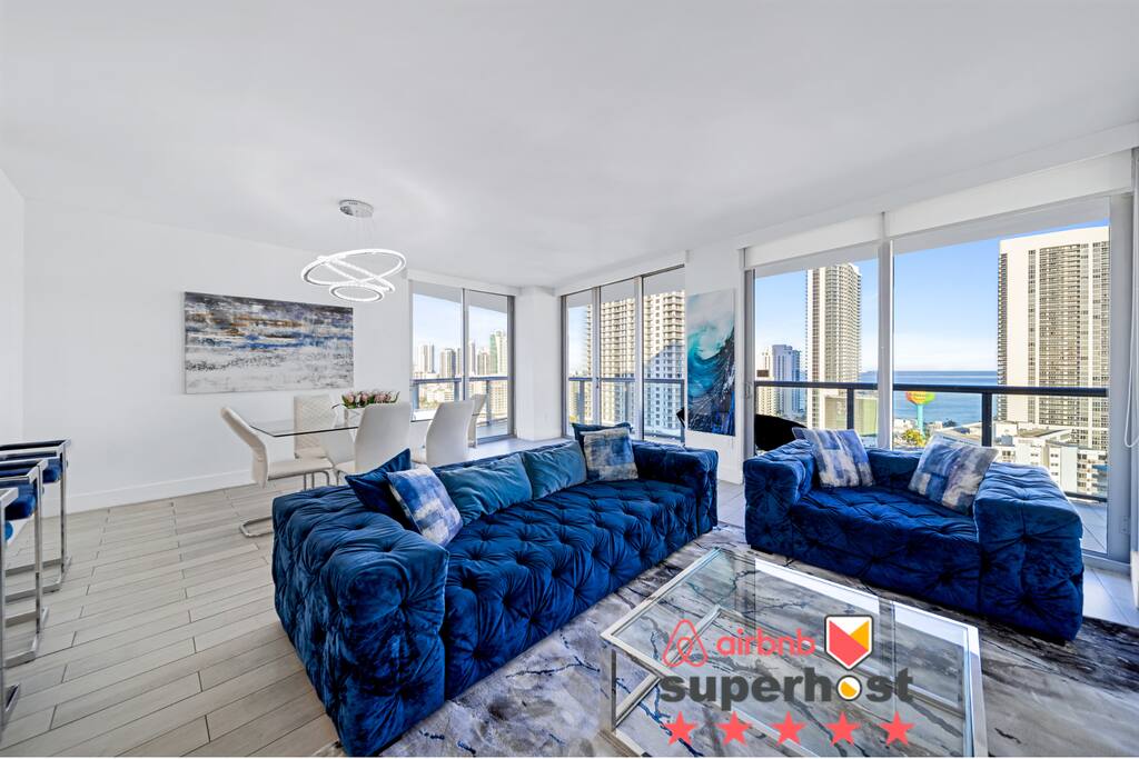 Living room with direct ocean-view through floor to celling windows.