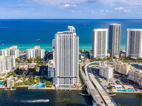 An impressive view of Miami’s waterfront skyline, where towering buildings meet clear blue waters and boats glide through the canals. A vibrant cityscape that blends urban energy with coastal beauty.