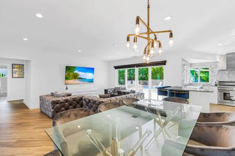 ✨Welcome to your modern Fort Lauderdale villa! This 4BR, 3BA home features a heated pool, vibrant backyard, and stylish interiors - perfect for families, groups, or business stays.