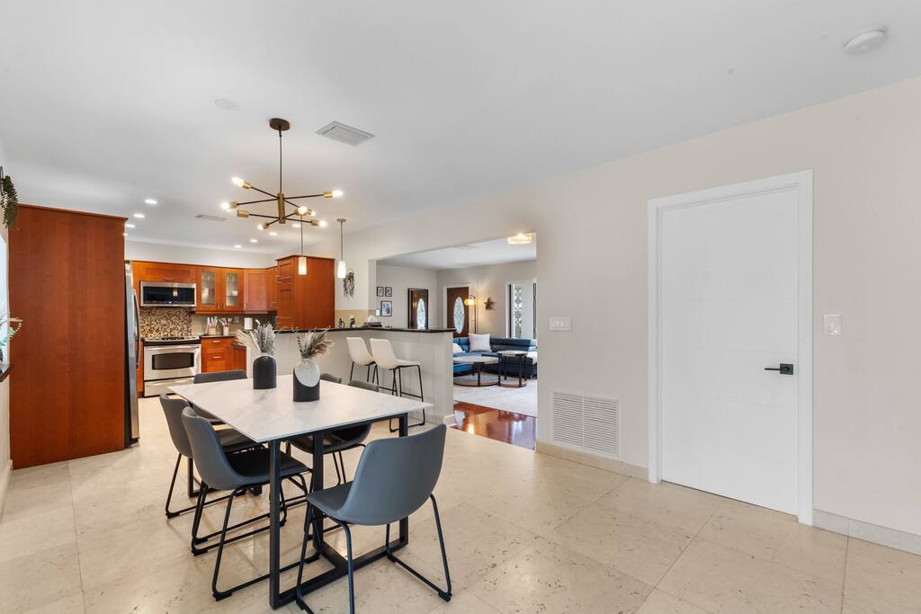 coastal-escape-w-heated-pool-near-beach-or-hollywood-lakes/