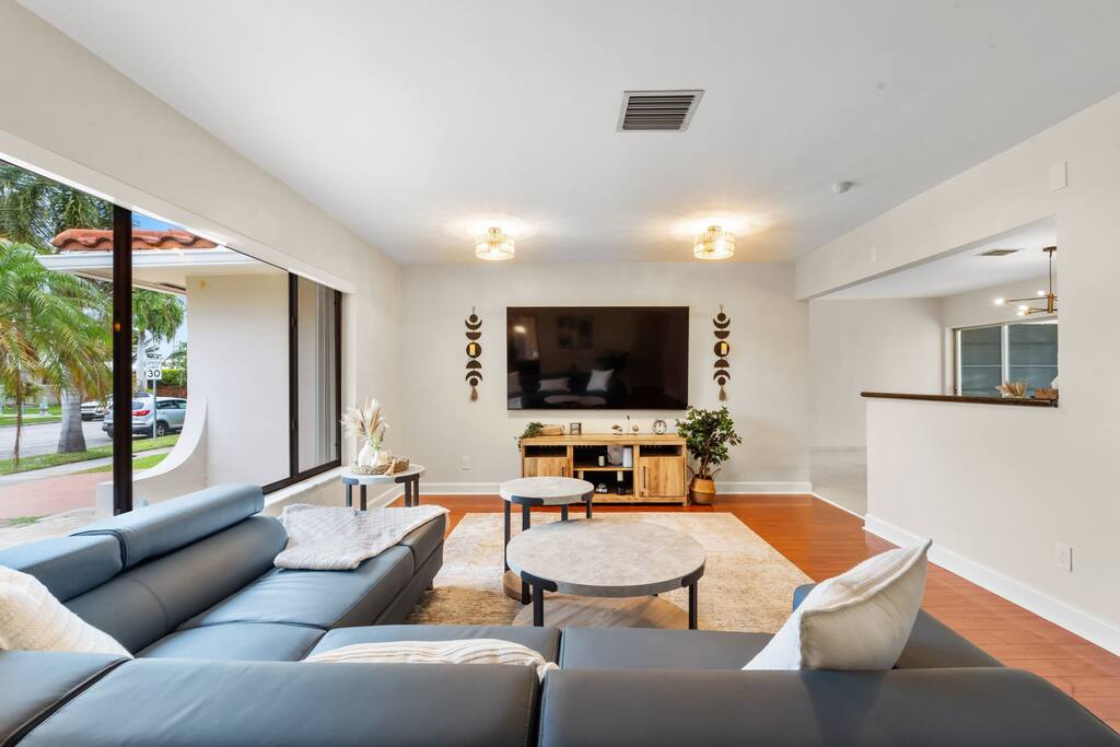 coastal-escape-w-heated-pool-near-beach-or-hollywood-lakes/