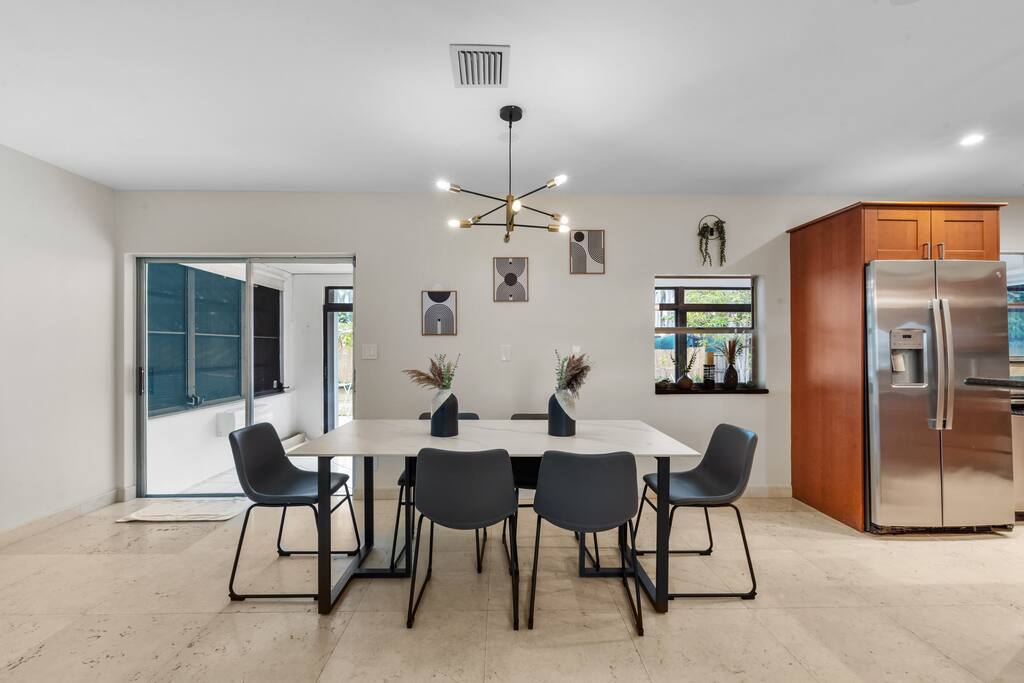 coastal-escape-w-heated-pool-near-beach-or-hollywood-lakes/