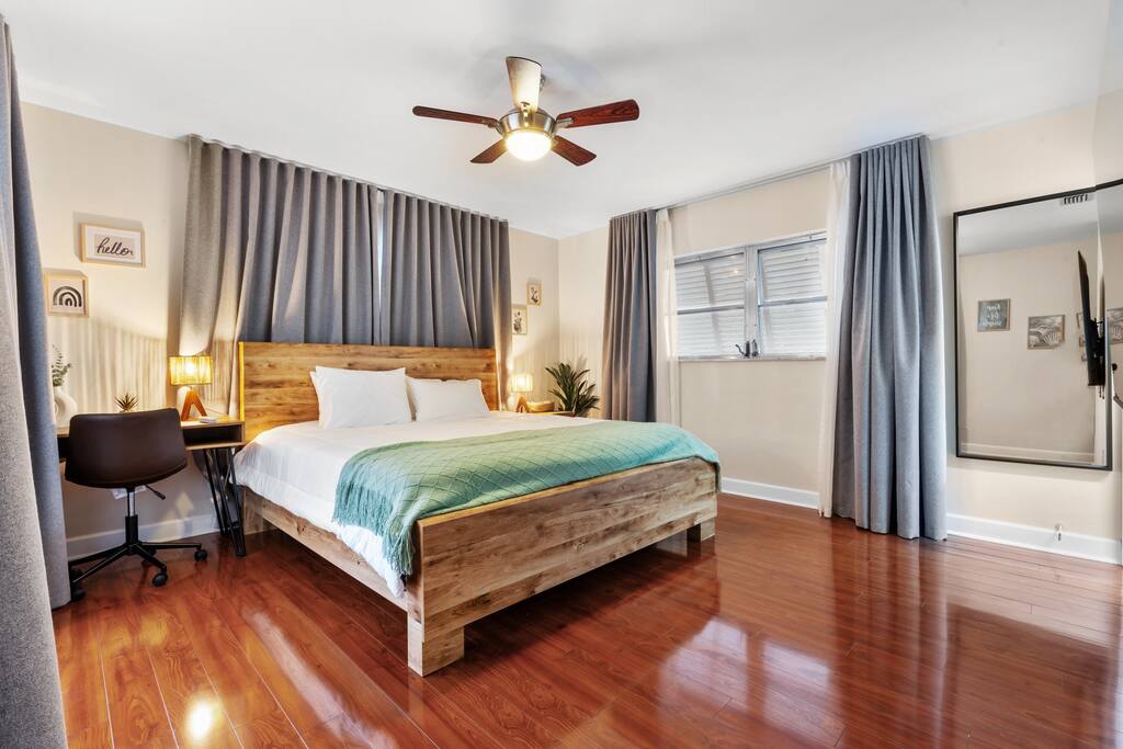 coastal-escape-w-heated-pool-near-beach-or-hollywood-lakes/