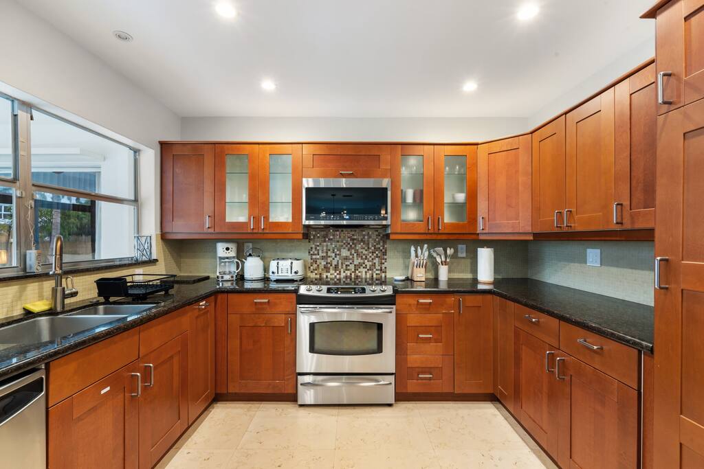 coastal-escape-w-heated-pool-near-beach-or-hollywood-lakes/