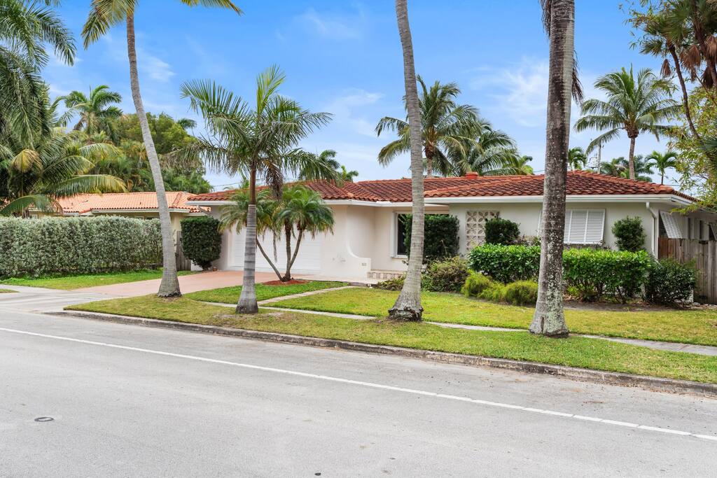 coastal-escape-w-heated-pool-near-beach-or-hollywood-lakes/