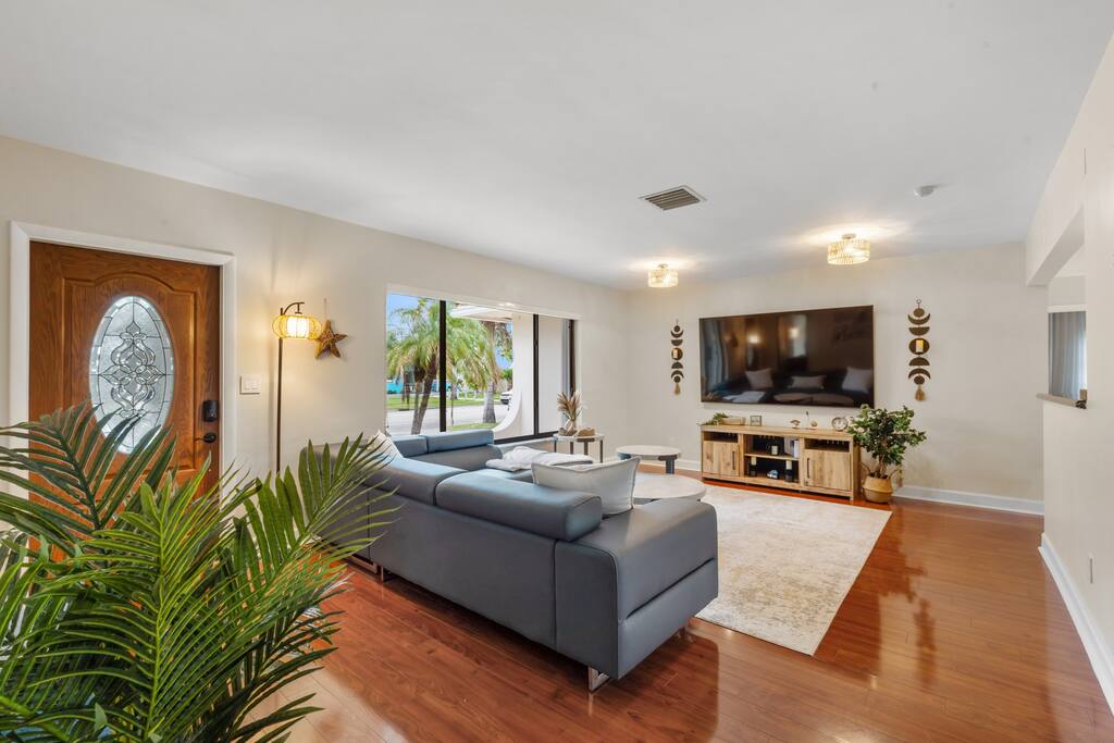 coastal-escape-w-heated-pool-near-beach-or-hollywood-lakes/