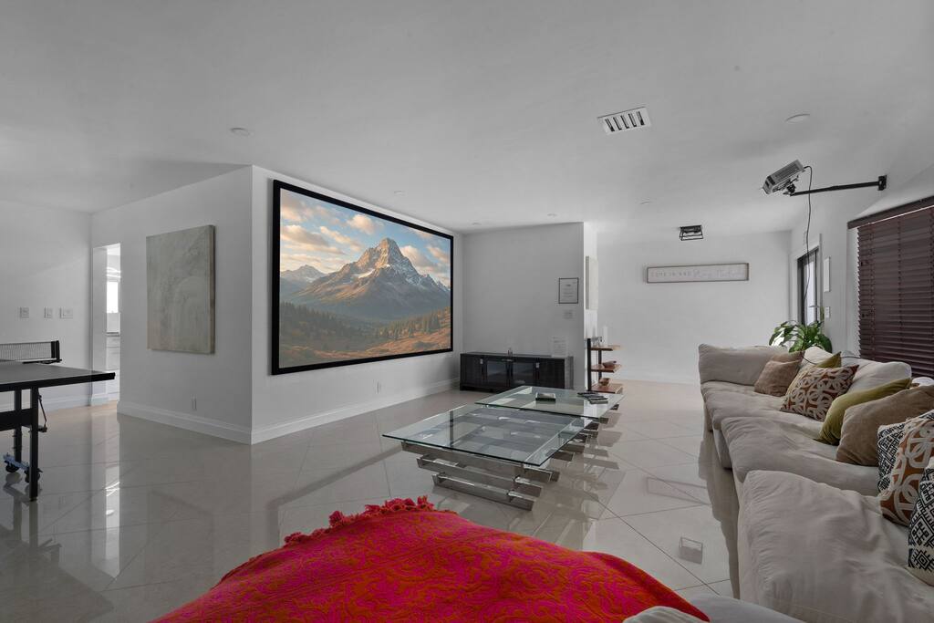 spacious-modern-home-w-pool-and-sauna-or-stas-mansion/