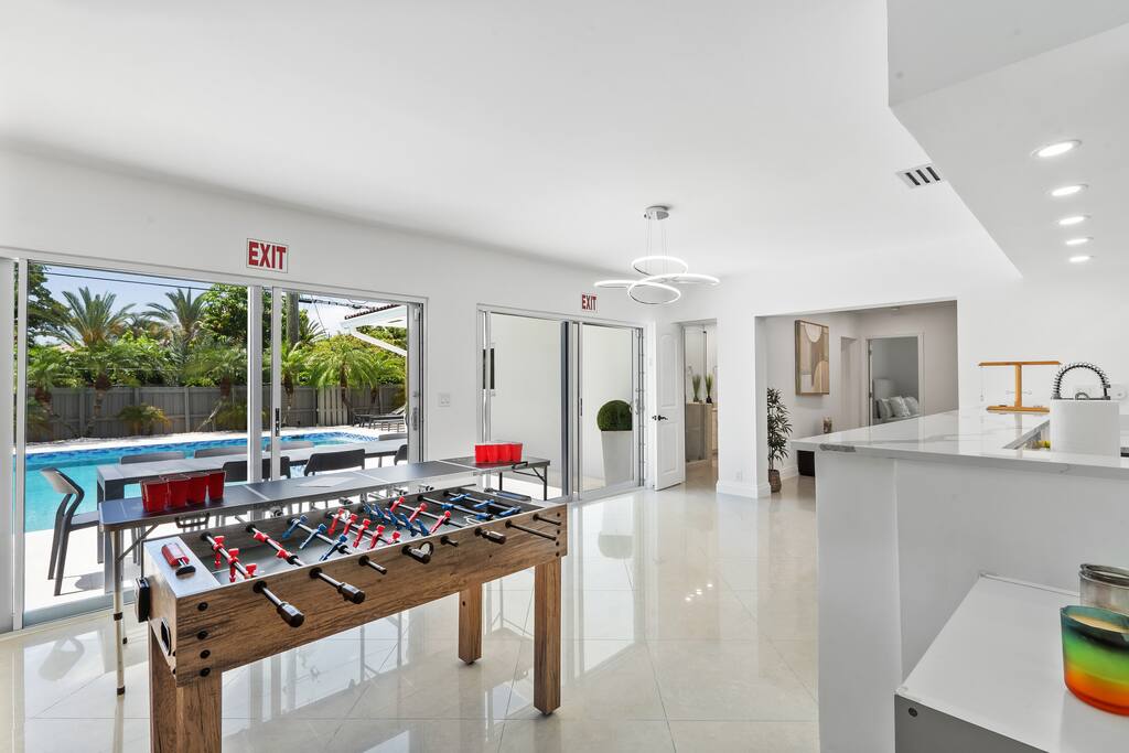 spacious-modern-home-w-pool-and-sauna-or-stas-mansion/