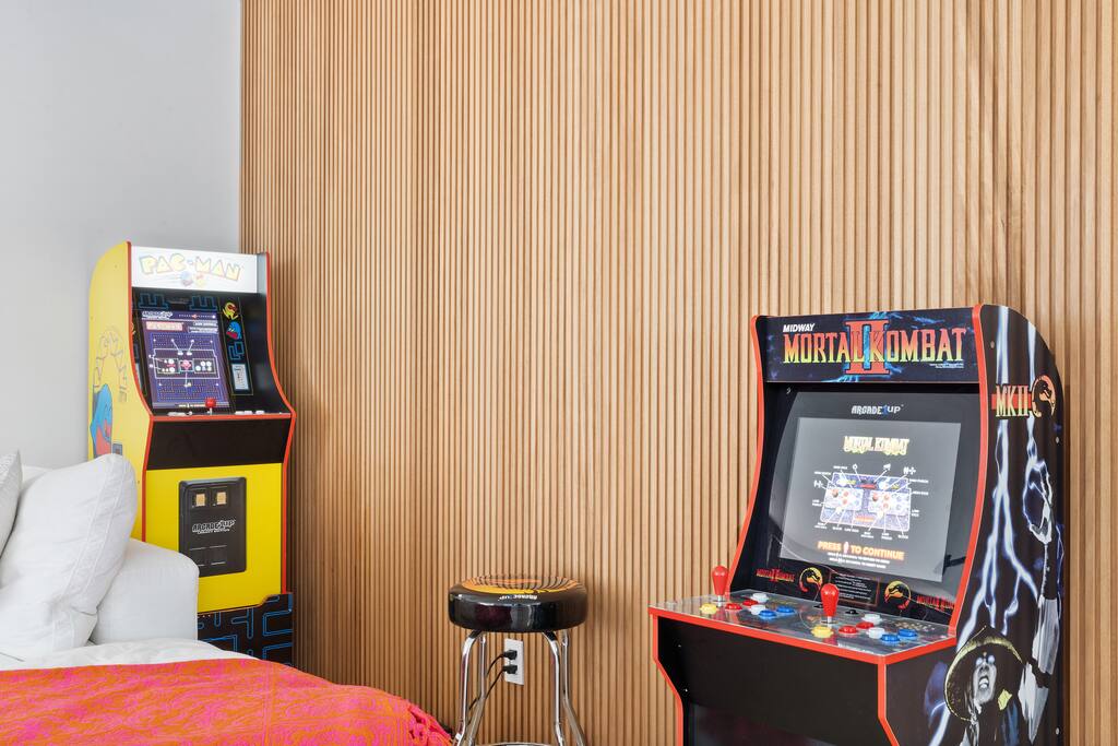 spacious-modern-home-w-pool-and-sauna-or-stas-mansion/