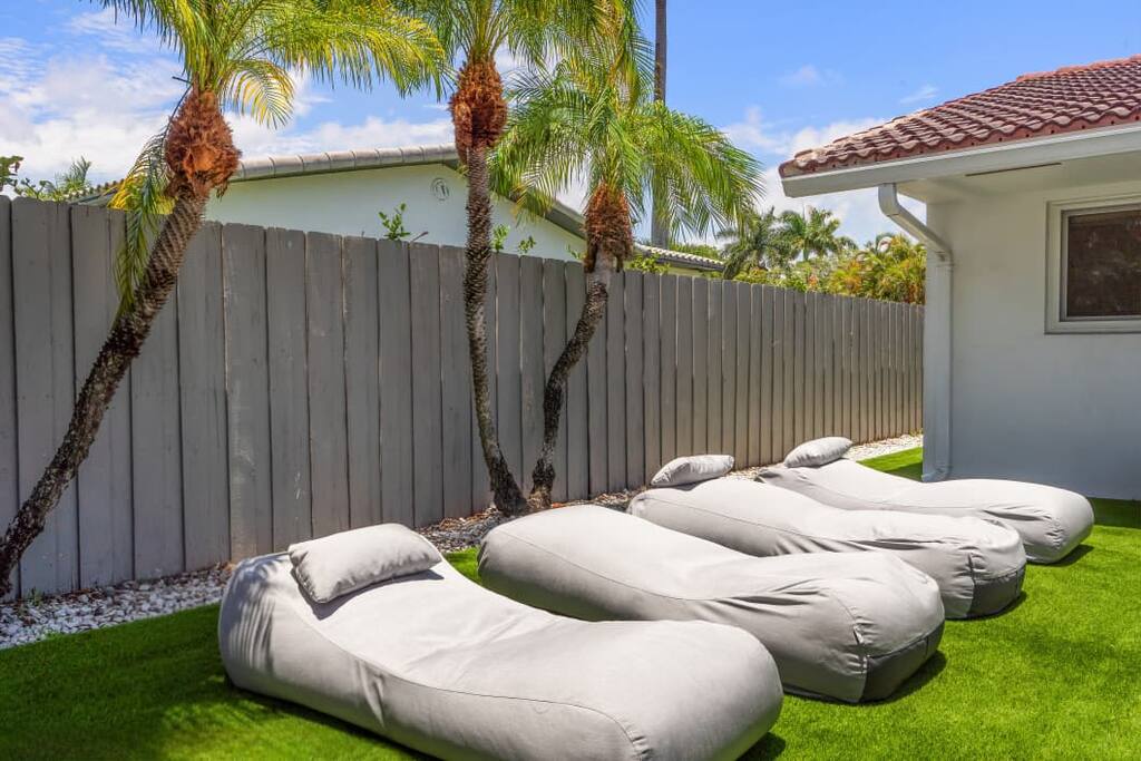 spacious-modern-home-w-pool-and-sauna-or-stas-mansion/