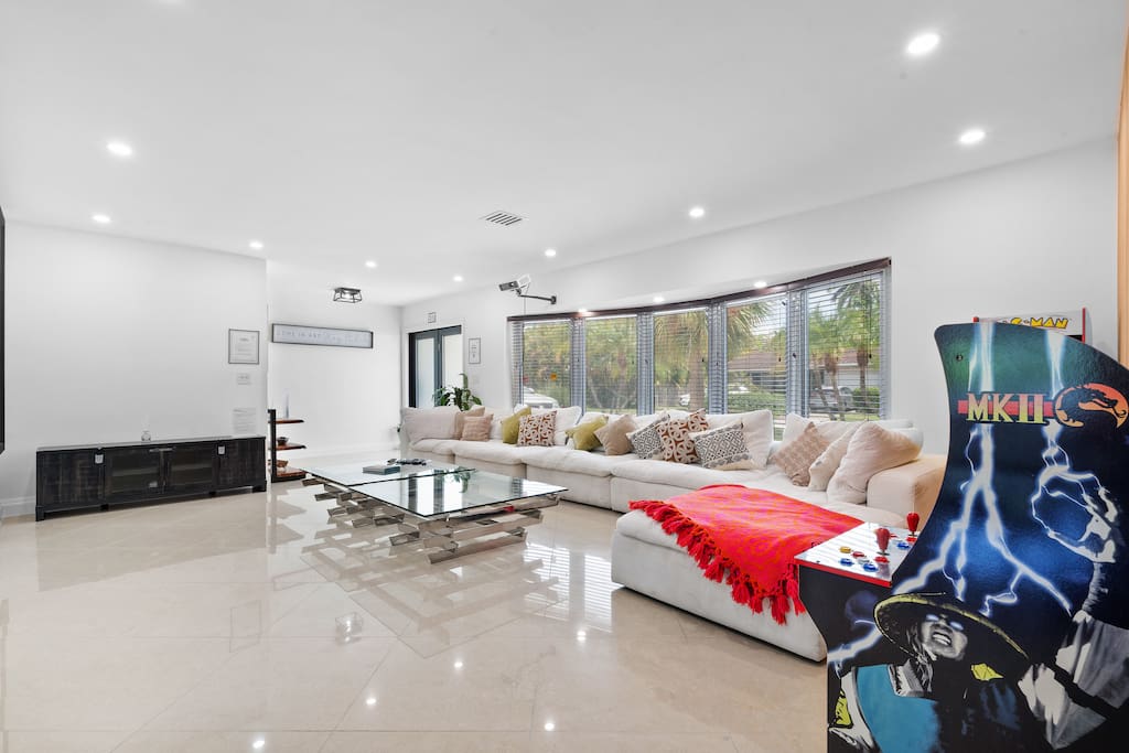 spacious-modern-home-w-pool-and-sauna-or-stas-mansion/