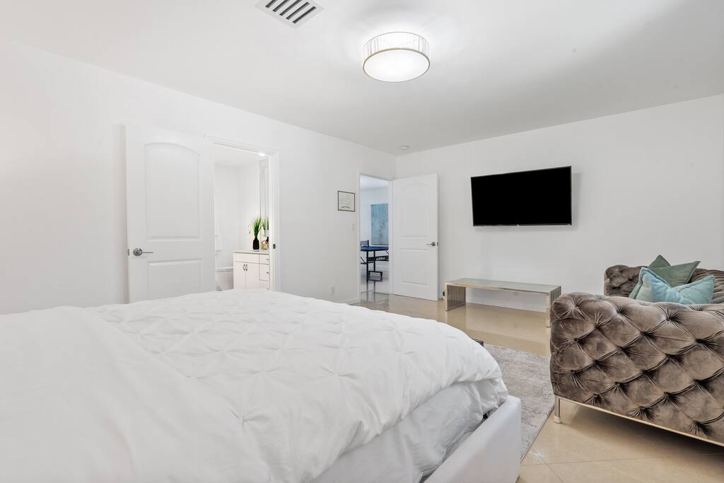 spacious-modern-home-w-pool-and-sauna-or-stas-mansion/