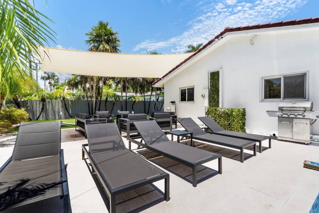 spacious-modern-home-w-pool-and-sauna-or-stas-mansion/