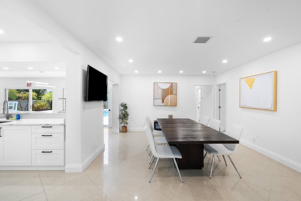 spacious-modern-home-w-pool-and-sauna-or-stas-mansion/