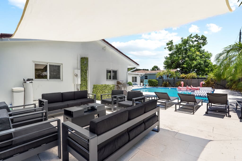 spacious-modern-home-w-pool-and-sauna-or-stas-mansion/