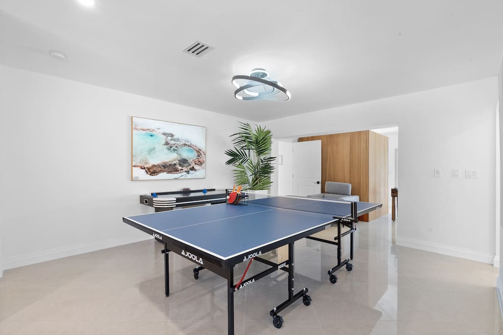 spacious-modern-home-w-pool-and-sauna-or-stas-mansion/