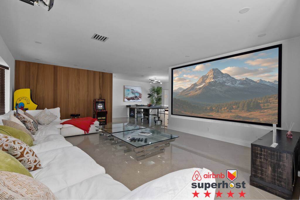 spacious-modern-home-w-pool-and-sauna-or-stas-mansion/