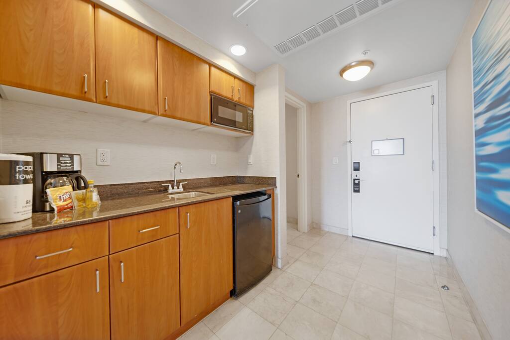 exclusive-luxury-beach-resort-suite-or-trump-sunny-isles-beach/