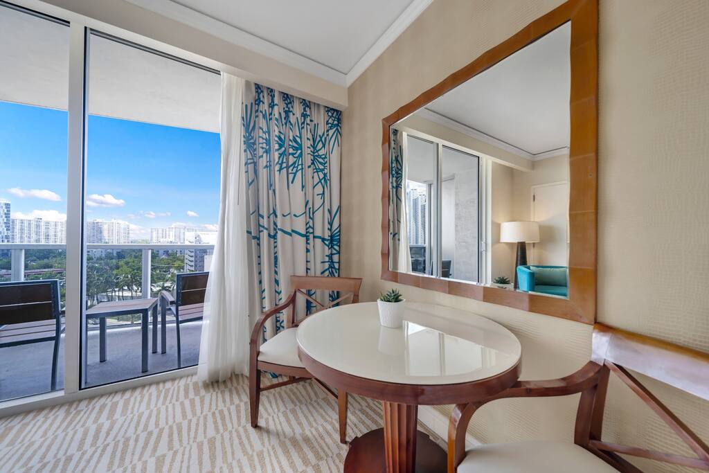 exclusive-luxury-beach-resort-suite-or-trump-sunny-isles-beach/