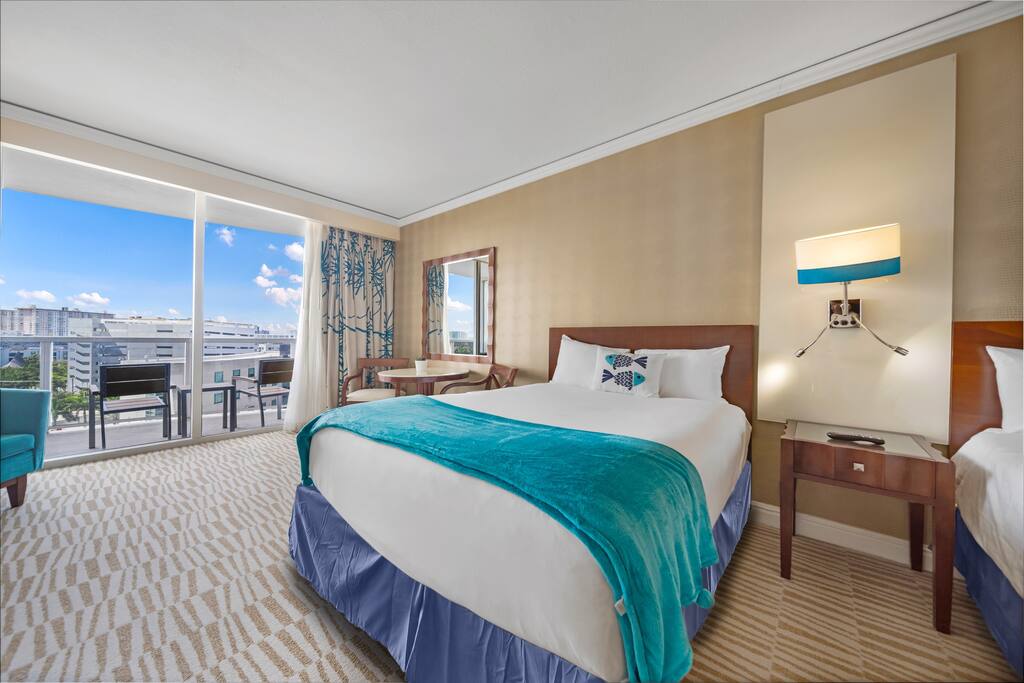 exclusive-luxury-beach-resort-suite-or-trump-sunny-isles-beach/