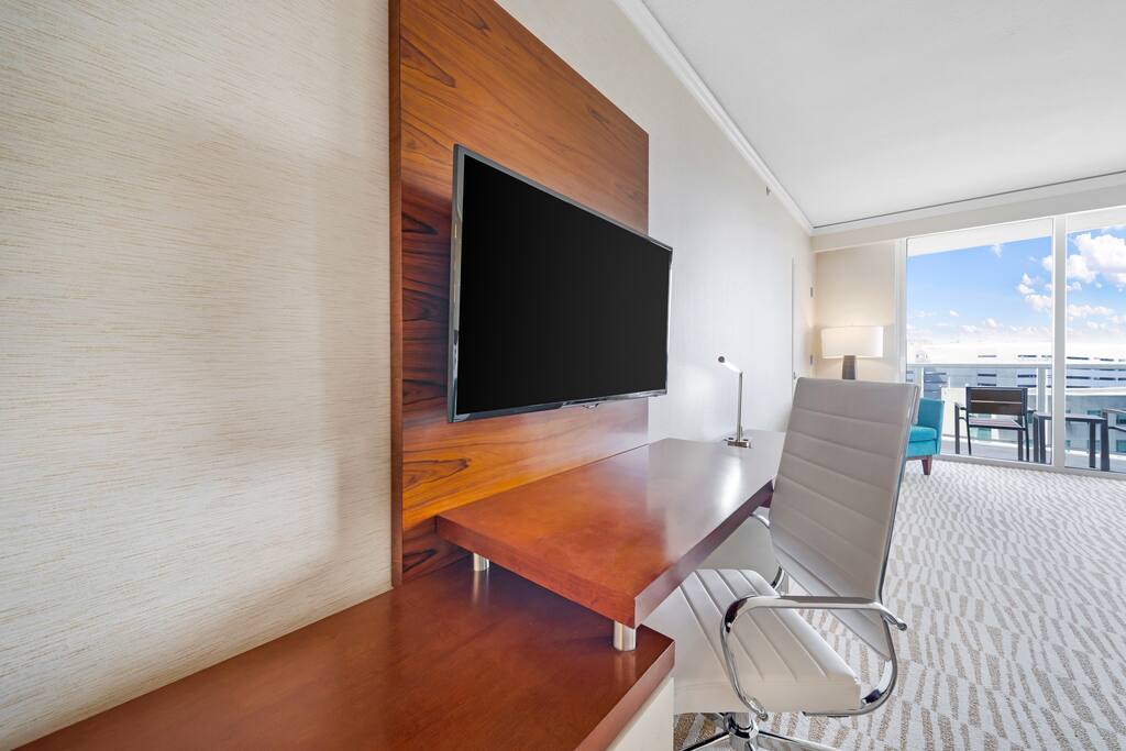 exclusive-luxury-beach-resort-suite-or-trump-sunny-isles-beach/