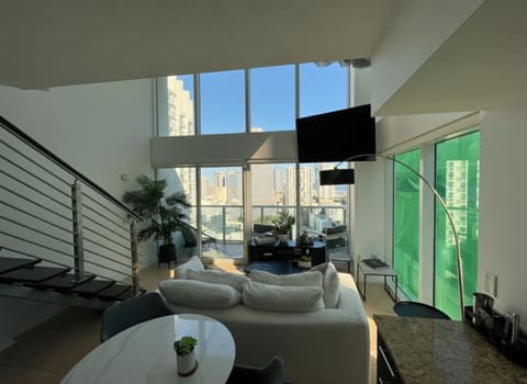 Skyline Serenity Bi-Level Loft 𝙗𝙮 𝙎𝙏𝘼𝙔-𝙏𝙊𝘿𝘼𝙔 | Brickell on the river