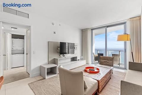 The Best Views in Town 𝙗𝙮 𝙎𝙏𝘼𝙔-𝙏𝙊𝘿𝘼𝙔 | High Floor Apartment