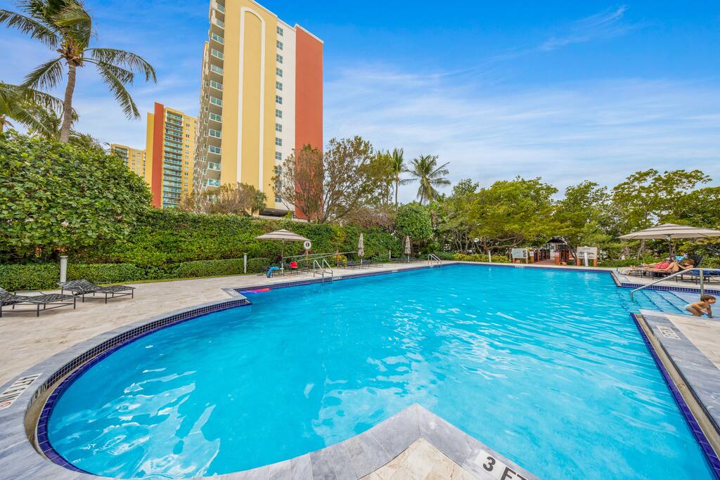 oceanview-condo-with-free-parking-or-golden-bay/