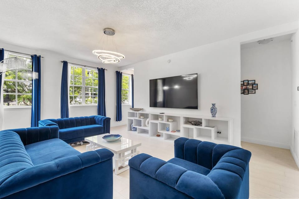Bayside Townhome with Private Beach Access 𝙗𝙮 𝙎𝙏𝘼𝙔-𝙏𝙊𝘿𝘼𝙔 - Hallandale Beach