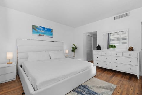 Beachfront Condo with Stunning Ocean Views 𝙗𝙮 𝙎𝙏𝘼𝙔-𝙏𝙊𝘿𝘼𝙔 | Sian Miami
