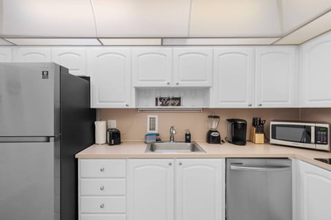 Beachfront Condo with Stunning Ocean Views 𝙗𝙮 𝙎𝙏𝘼𝙔-𝙏𝙊𝘿𝘼𝙔 | Sian Miami