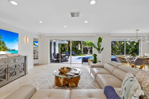 Modern Villa with Private Pool 𝙗𝙮 𝙎𝙏𝘼𝙔-𝙏𝙊𝘿𝘼𝙔 | Captain's Villa