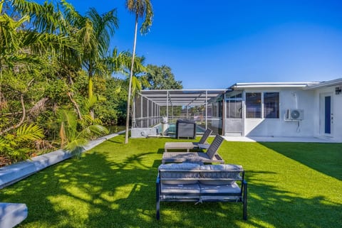 Elegant Stay with Tropical Charm 𝙗𝙮 𝙎𝙏𝘼𝙔-𝙏𝙊𝘿𝘼𝙔 | Casa Azul