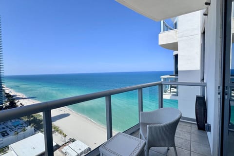 Dreamy Beach Views 𝙗𝙮 𝙎𝙏𝘼𝙔-𝙏𝙊𝘿𝘼𝙔 | Marenas Penthouse