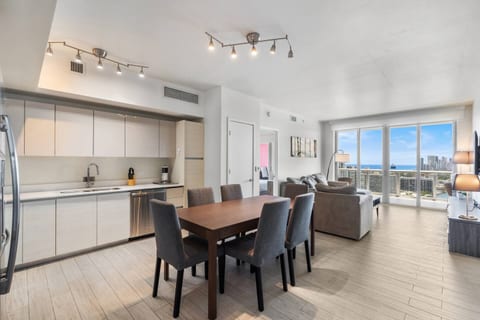 Waterfront Luxury w Ocean-view 𝙗𝙮 𝙎𝙏𝘼𝙔-𝙏𝙊𝘿𝘼𝙔 | Beachwalk Penthouse