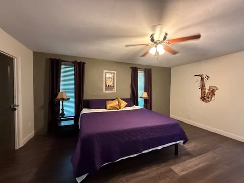 Le Belle | 5 miles to FQ- W/D- Pool Table