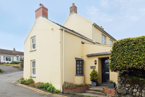 Charming Upper Solva Cottage by Beaches & Harbour
