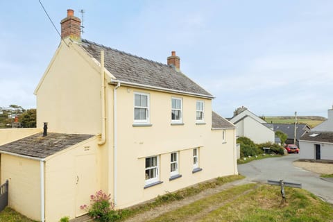 Charming Upper Solva Cottage by Beaches & Harbour
