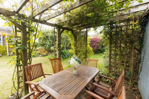 Charming Upper Solva Cottage by Beaches & Harbour