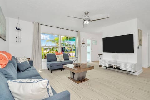 Apollo Beach Oasis – 3BR Home w/ Fire Pit & BBQ