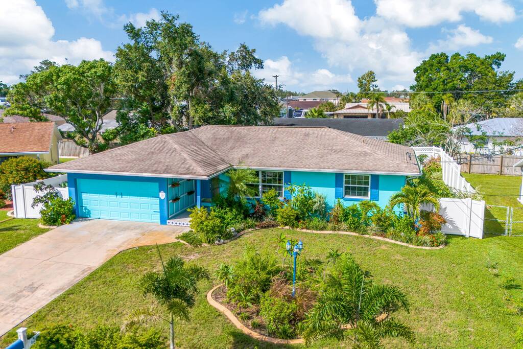 apollo-beach-oasis-3br-home-w-fire-pit-and-bbq/