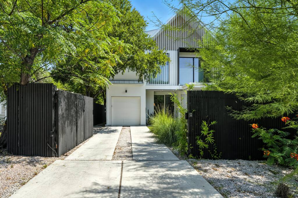 the-lunith-retreat-or-luxury-stay-w-pool-and-spa/