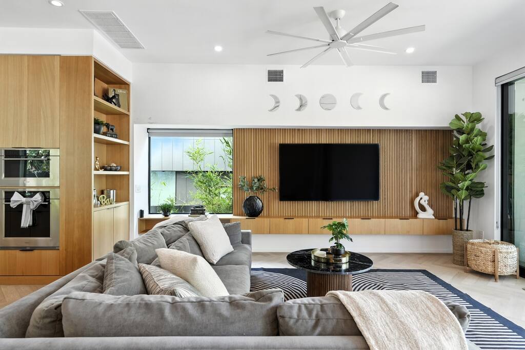 the-lunith-retreat-or-luxury-stay-w-pool-and-spa/